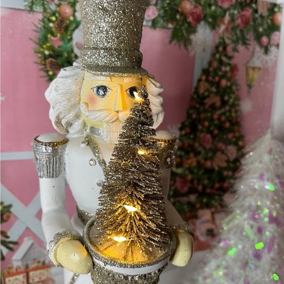 ❤️Light up LED Nutcracker - Picture 4 of 4